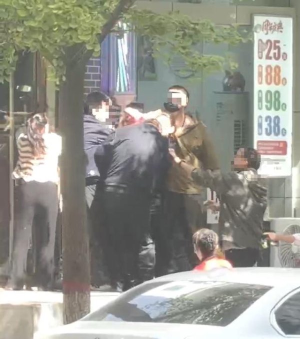 祥富金融 理发店主阻拦城管撕广告，冲突中被对方咬伤手指；兰州警方：将依法调查处置